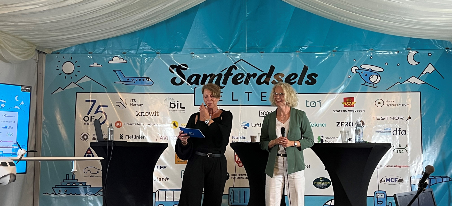 Nina og Ruth Astrid Sæter på scenen