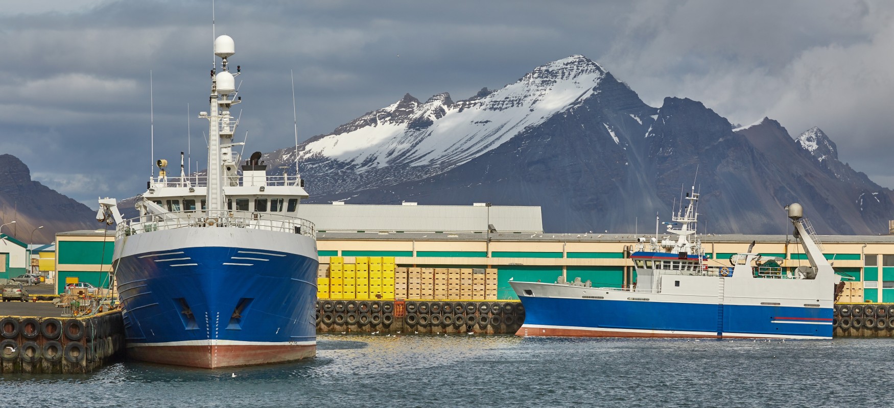 Havn med arktisk landskab i baggrunden