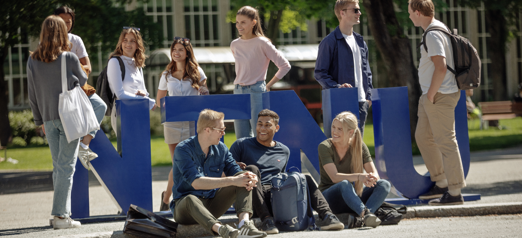 Students hanging out by the big NTNU letters on Gløshaugen campus