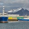 Havn med arktisk landskab i baggrunden